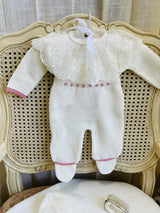 Aria coming home outfit cream & Rosa empolvado